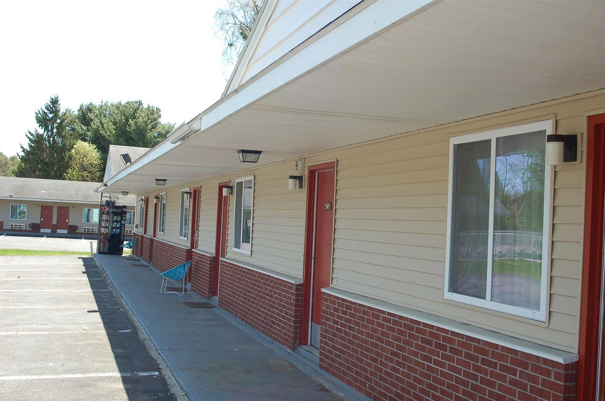 Blue Sky Inn Glens Falls-Saratoga-Lake George Εξωτερικό φωτογραφία