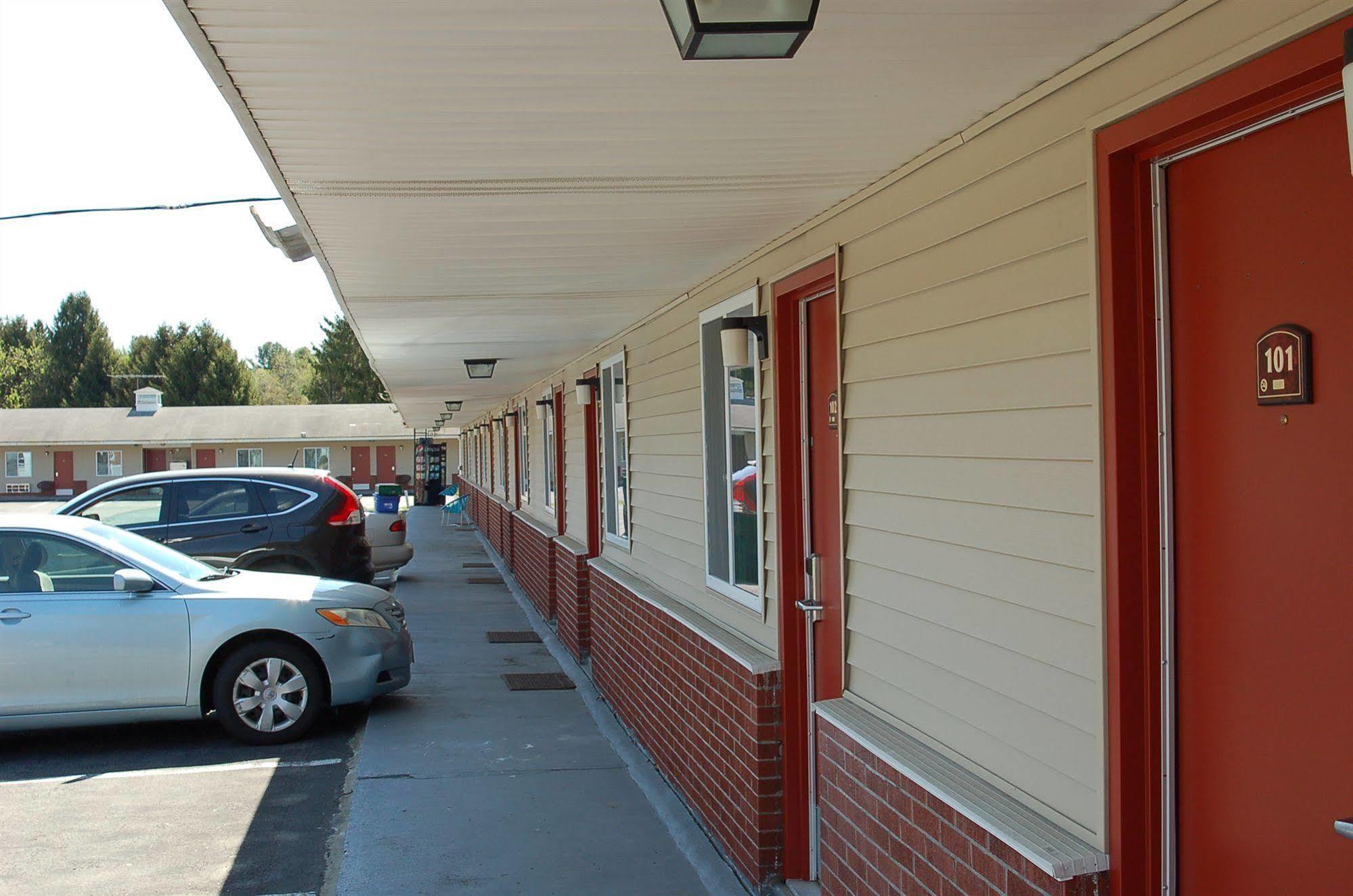 Blue Sky Inn Glens Falls-Saratoga-Lake George Εξωτερικό φωτογραφία