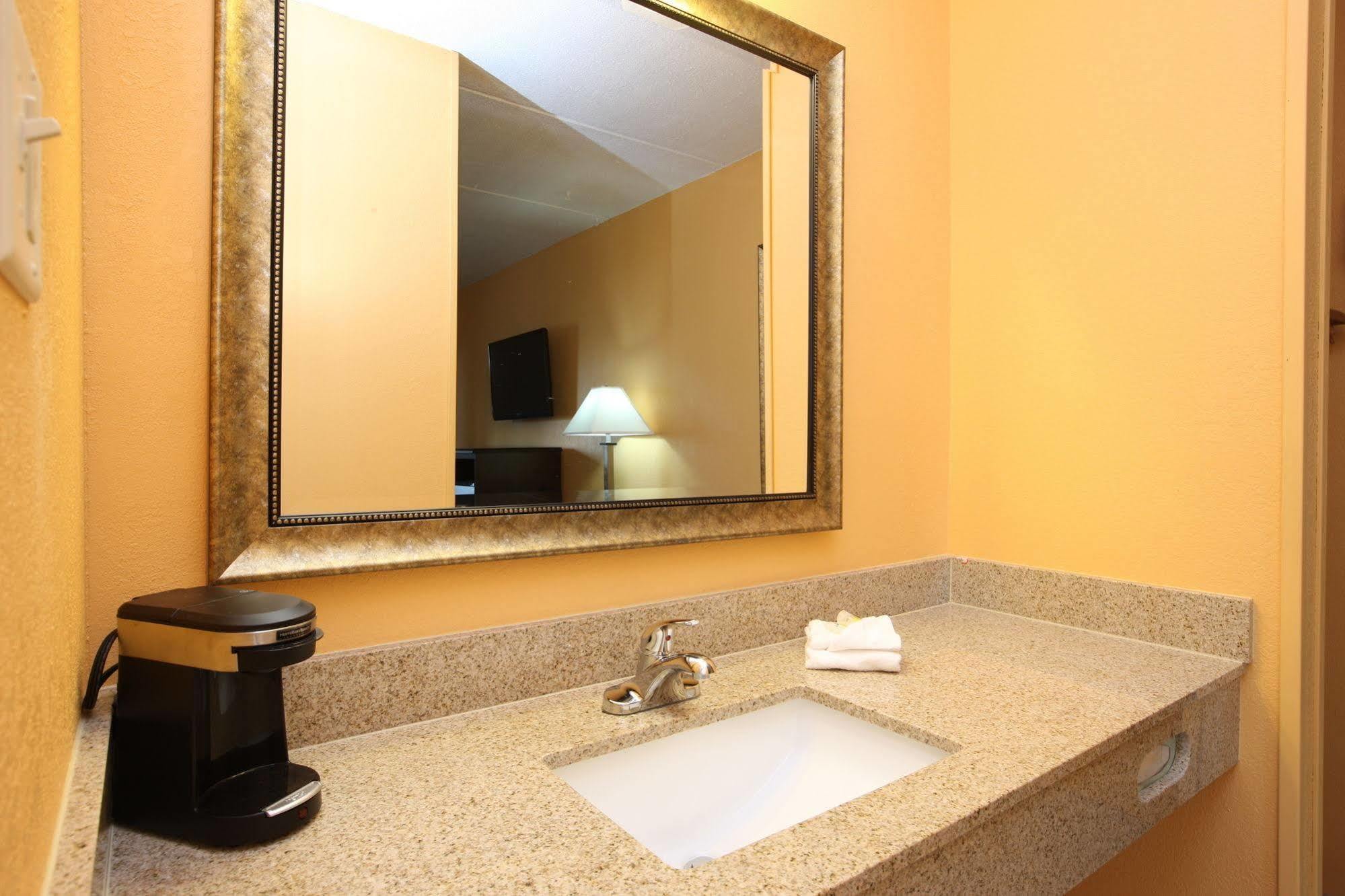Blue Sky Inn Glens Falls-Saratoga-Lake George Εξωτερικό φωτογραφία