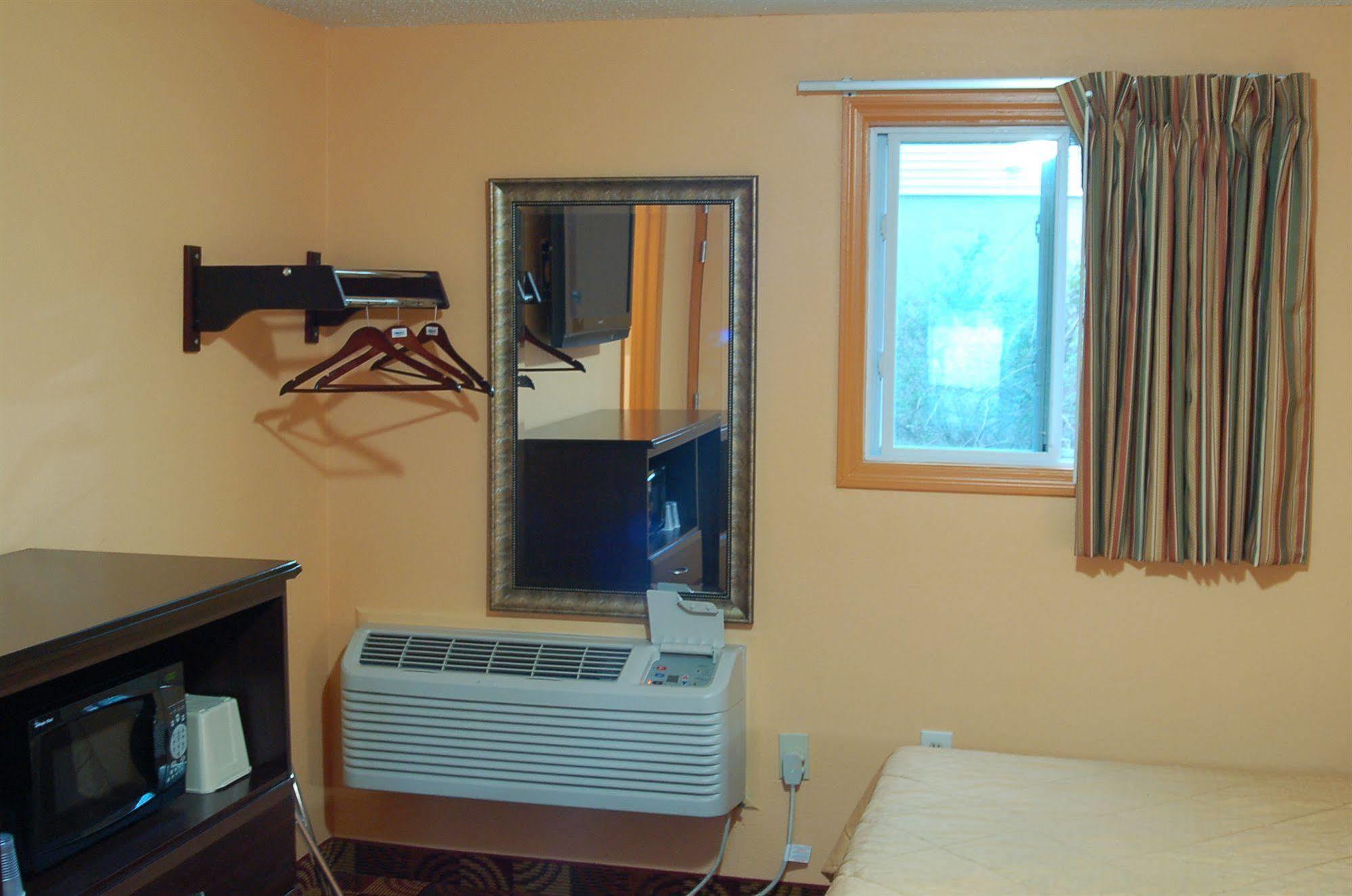 Blue Sky Inn Glens Falls-Saratoga-Lake George Εξωτερικό φωτογραφία